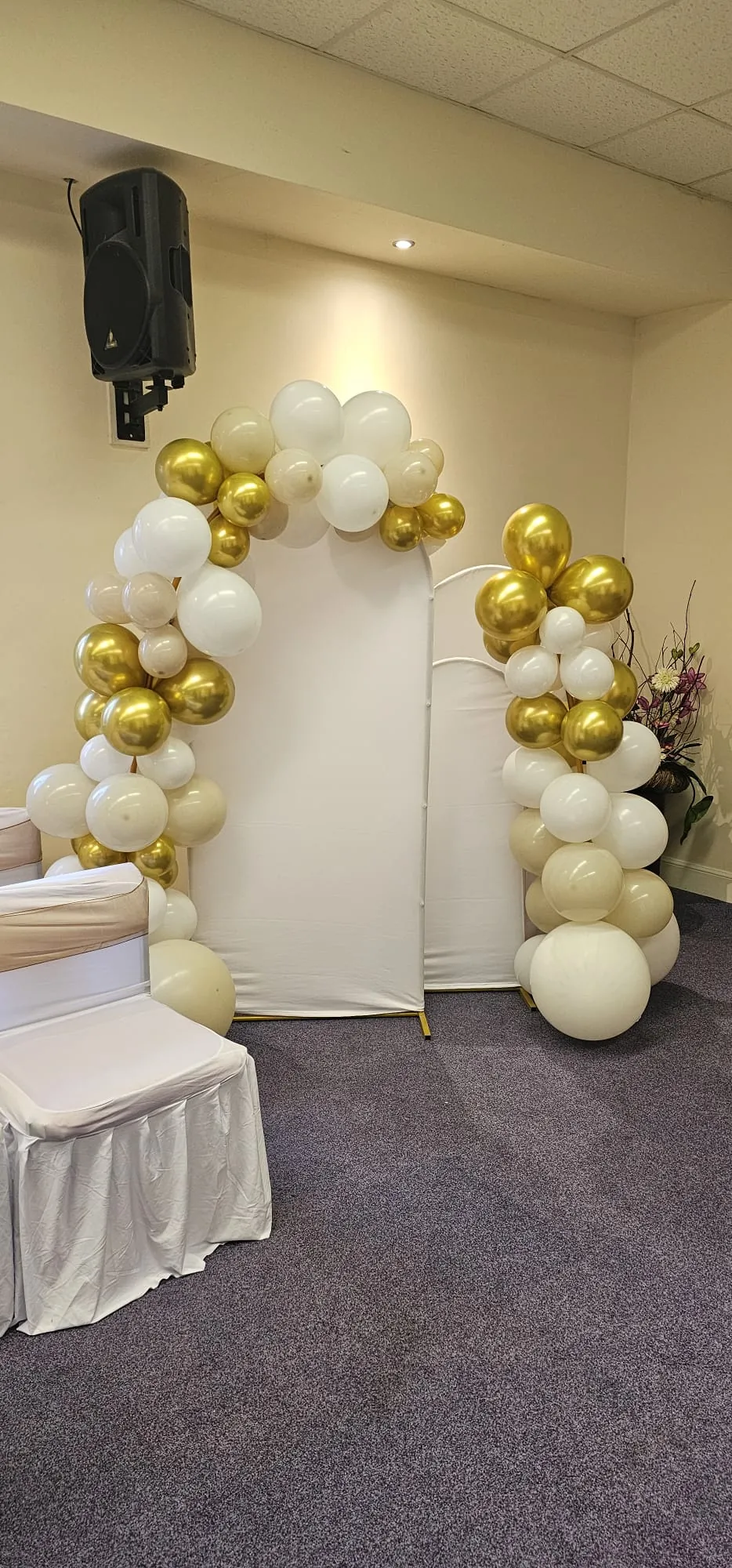 White and gold balloon arch for a single backdrop package